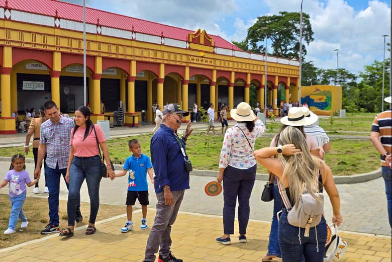 Escuchando las explicaciones del guía