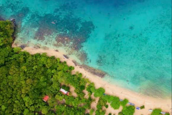 Vista aérea de la playa junto al mar azul turquesa