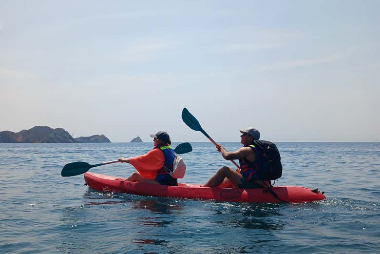 Recorriendo en kayak la bahía de Taganga