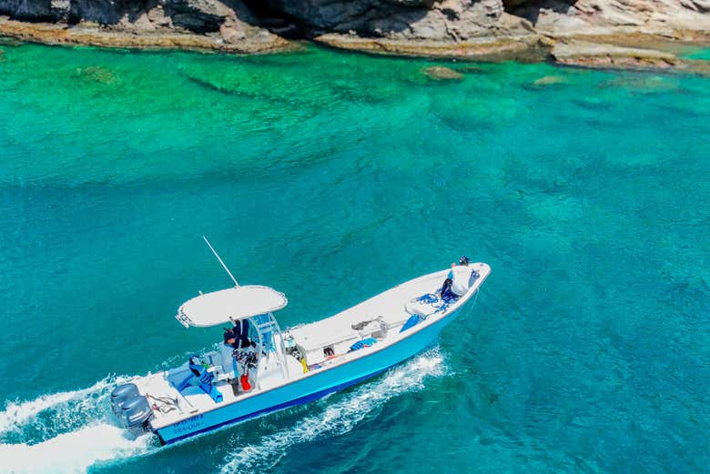 Lancha con rumbo al Tayrona