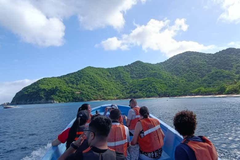 Disfrutando de la travesía en lancha rápida
