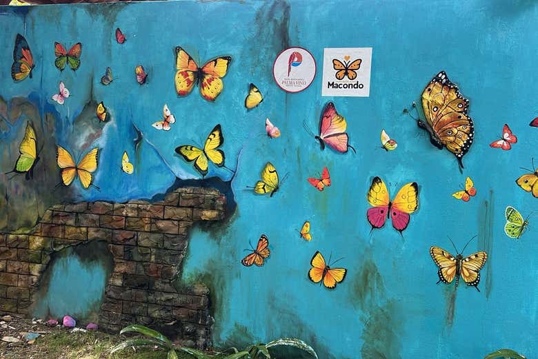 Mural de mariposas amarillas, que simbolizan el ciclo de la vida