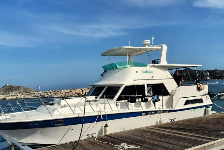 El yate listo para zarpar hacia las playas de Santa Marta