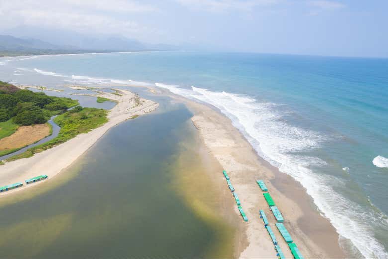 Paisajes de la playa y río Buritaca