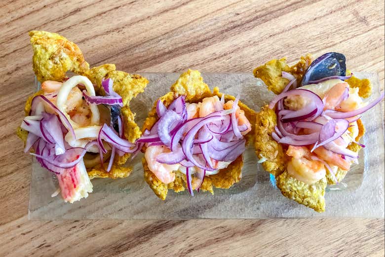 Patacones con salpicón de pescado