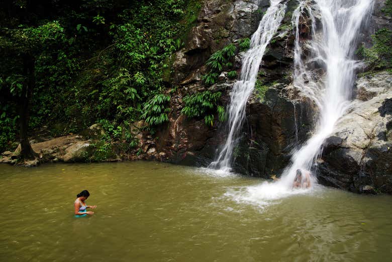 Desfrutando de um mergulho na cachoeira Marinka