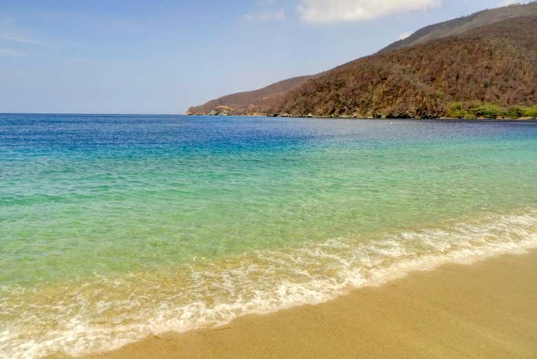 Disfrutad del agua cristalina y la arena dorada 