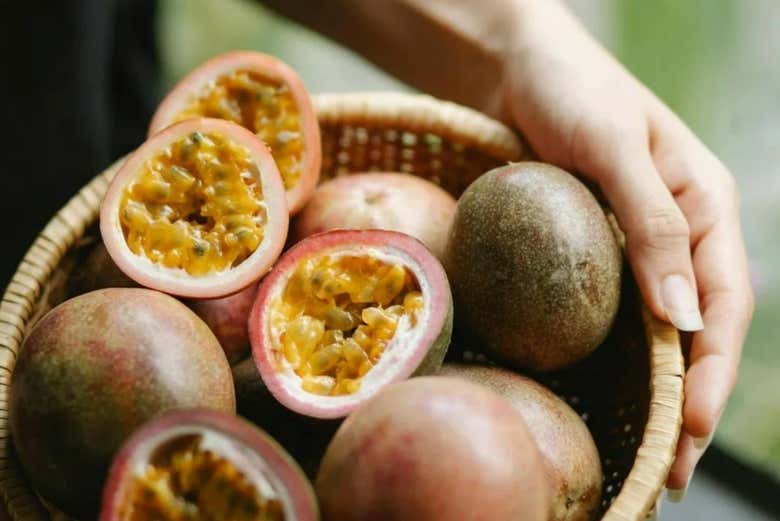 Aprenderemos sobre o processo de cultivo e colheita do maracujá
