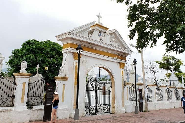A entrada do cemitério de San Miguel