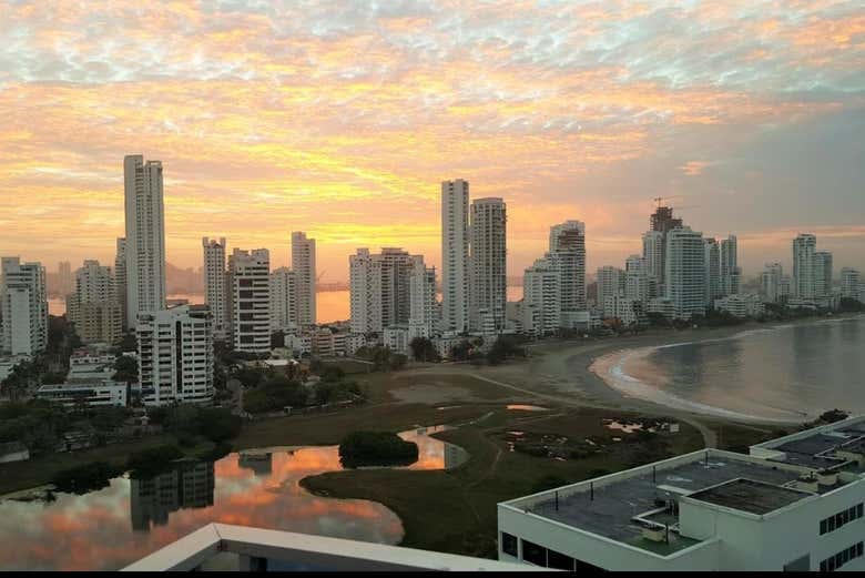 Vue spectaculaires du coucher de soleil sur la ville moderne