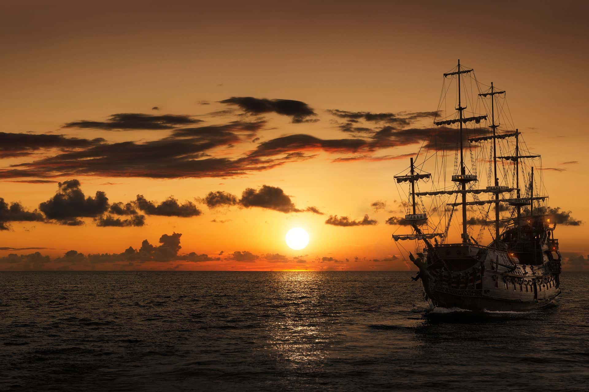 Passeio de barco pirata ao anoitecer