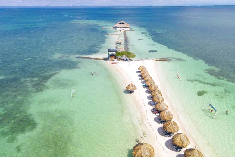 Guardas-sol na areia branca da ilha Palma