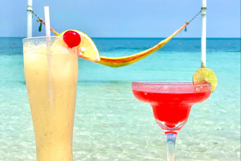 Tomando dois coquetéis contemplando a água