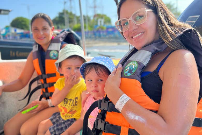 Duas mulheres e duas crianças no barco