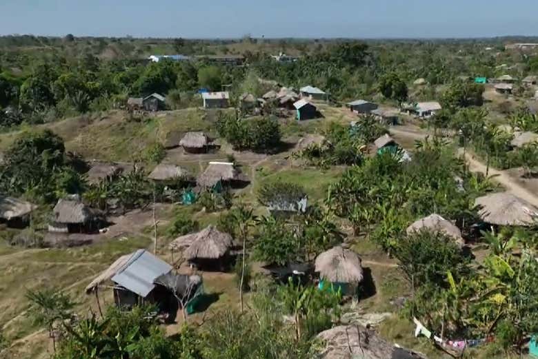 Vistas aéreas de cabañas típicas zenues