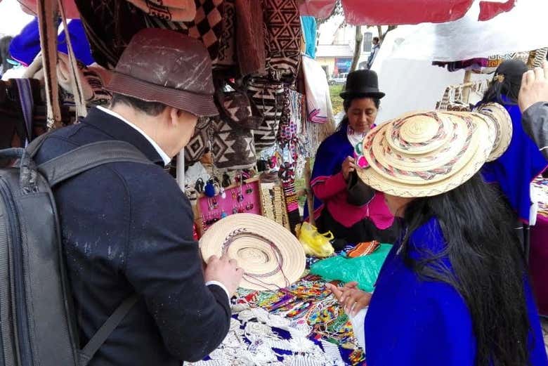 Un grupo de mujeres en el mercado de artesanía