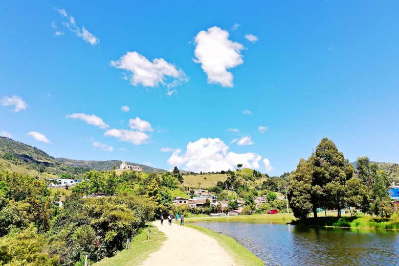 Recorriendo las orillas del lago Chiman