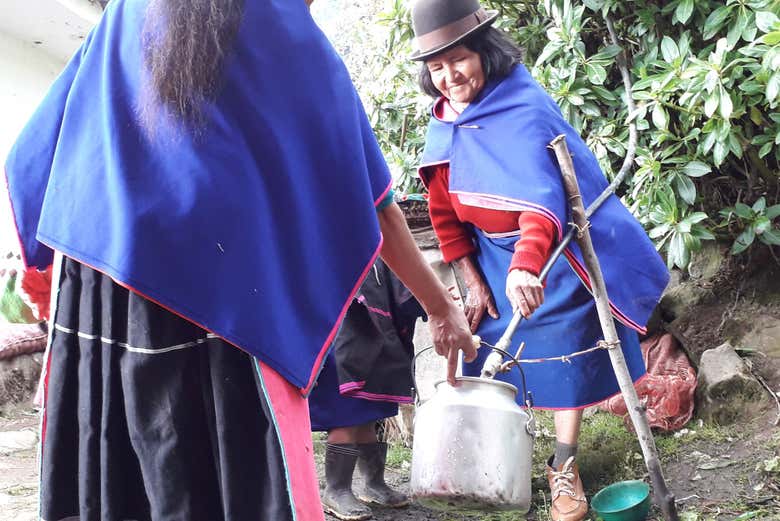 Mujeres trabajando en las tierras de la huerta misak