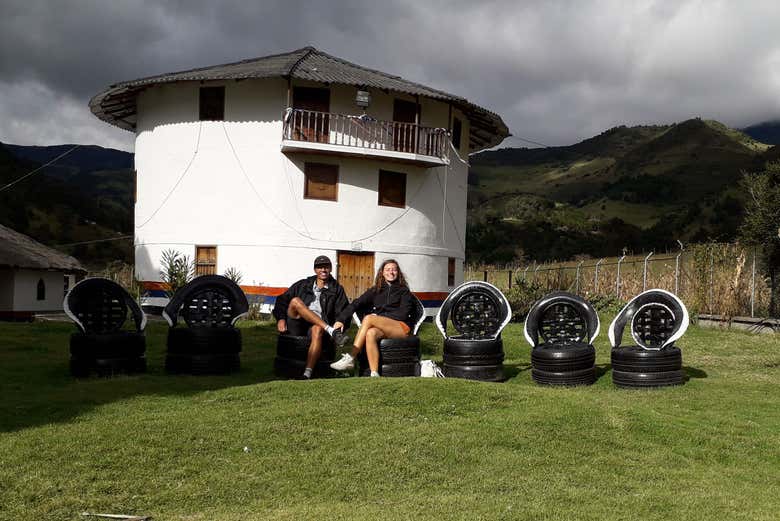 Una foto junto a la fachada de la casa Payán