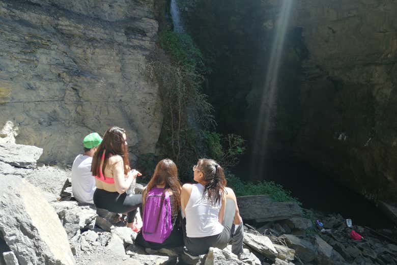 Contemplando a cascata do Chusca
