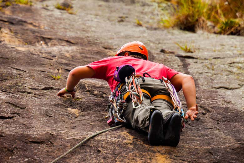 Practicando escalada en Suesca