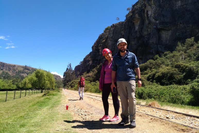 Disfrutando de la caminata por las Rocas de Suesca