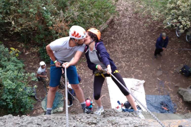 Una pareja haciendo rápel