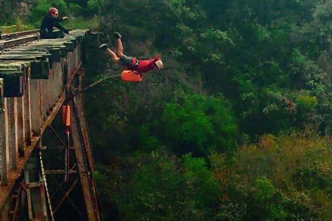 Haciendo puenting en Suesca
