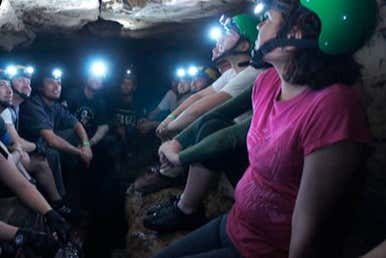 Explorando el interior de la gruta