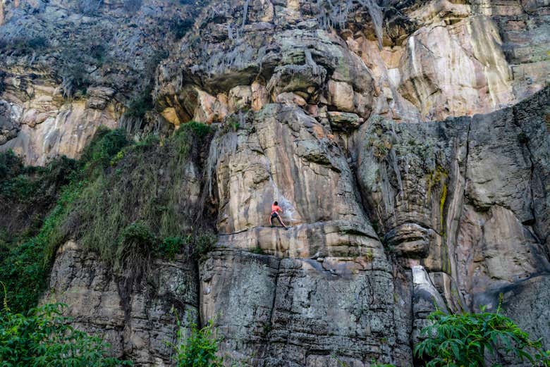 Deslizando pelas cordas da via ferrata