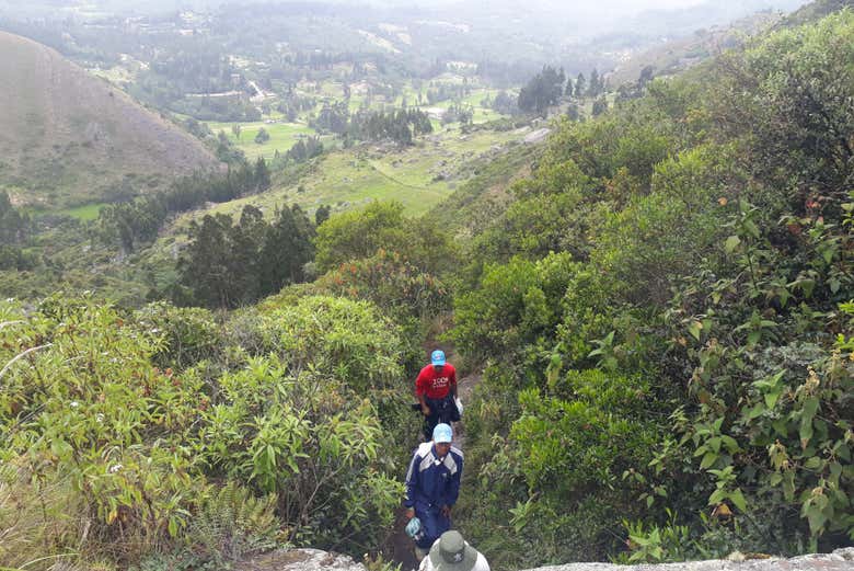 Ascension vers les falaises de Sutatausa