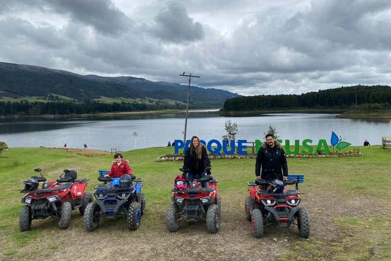 Com a represa do Neusa ao fundo