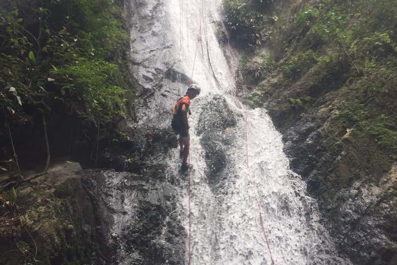 Descendo por uma cachoeira em Tobia