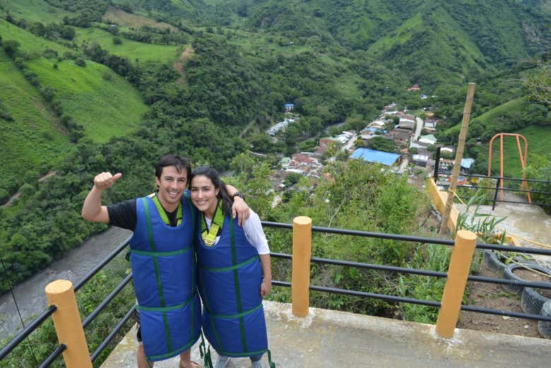 Casal preparado para saltar