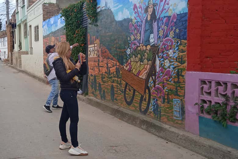 Fotografiando los murales sobre la cultura muisca
