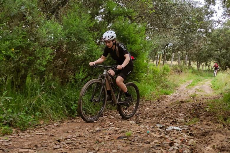 Disfrutando de la ruta en bicicleta de montaña