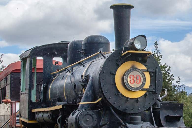 Locomotora antigua a orillas del lago Tota