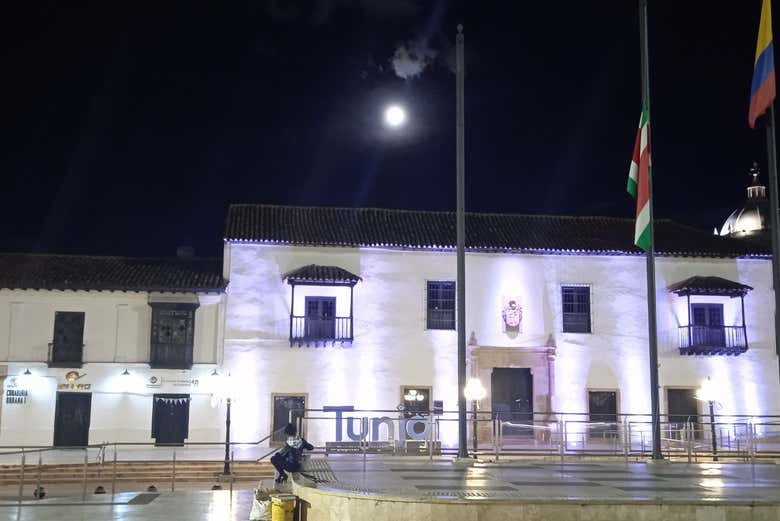 Plaza Bolívar al caer la noche