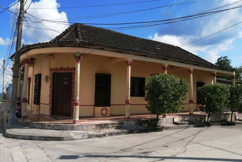 Una casa con arquitectura colonial tradicional
