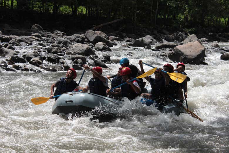 Disfrutando de la actividad de rafting