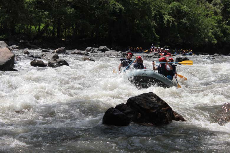 Practicando rafting en Útica