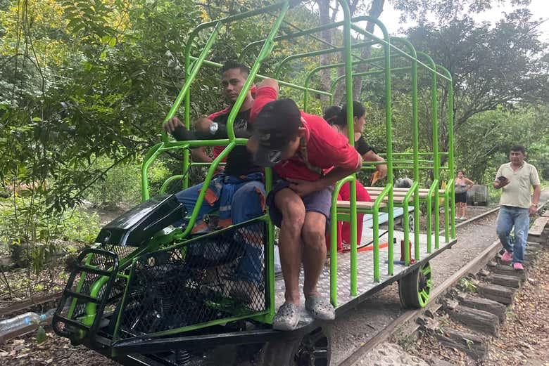 Durante o trajeto de trem artesanal