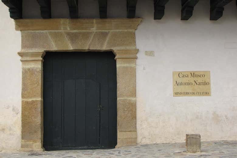 En la puerta de la Casa Museo Antonio Nariño