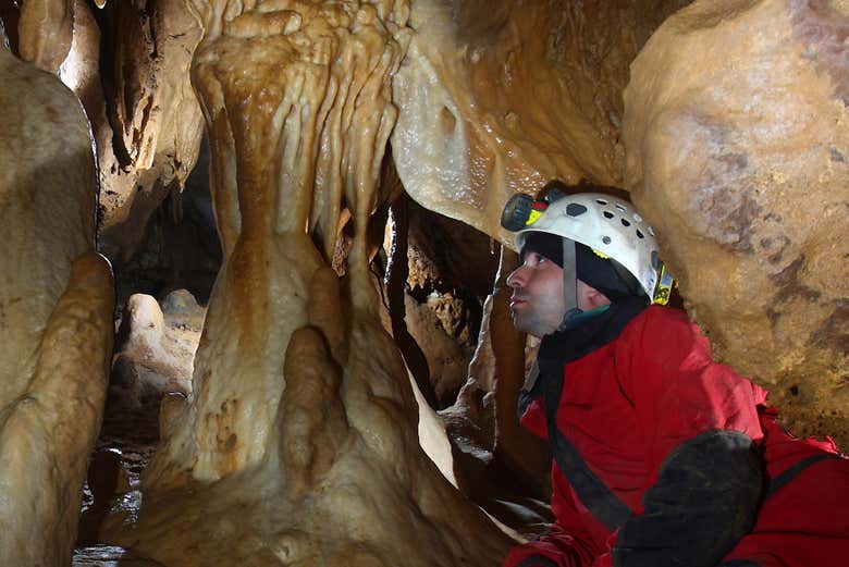 Investigando la cueva