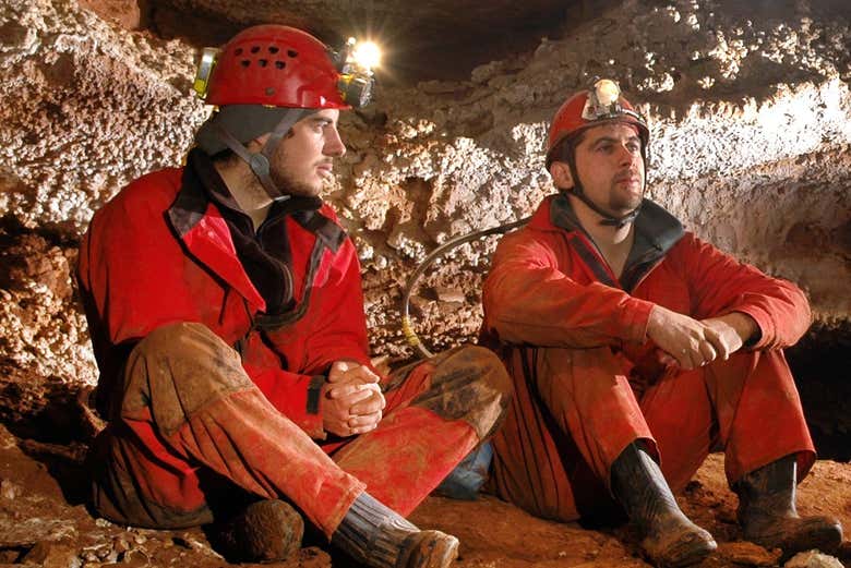 Descansando en el interior de la cueva