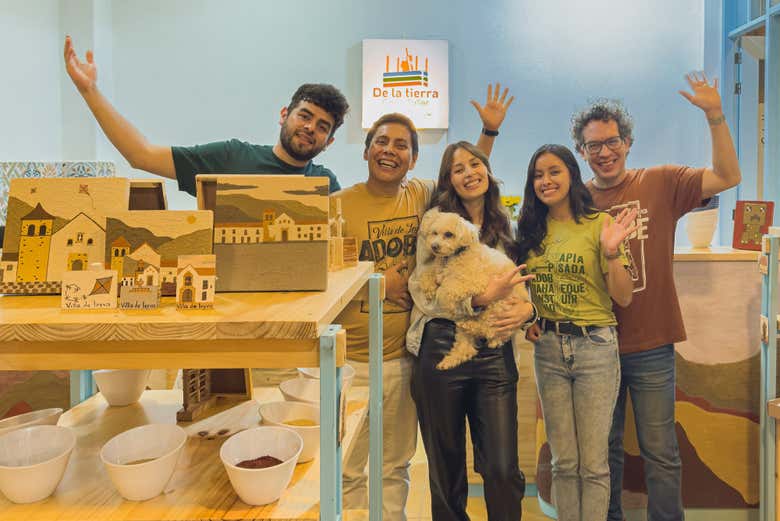 Il gruppo mostra con orgoglio i propri dipinti