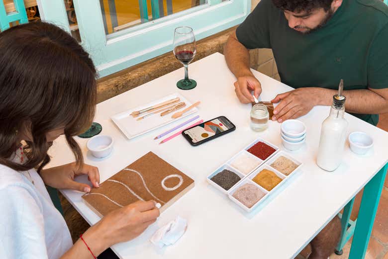 Creando arte nel laboratorio di pittura con la terra
