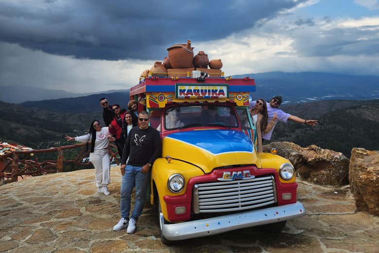 Junto a una chiva rumbera