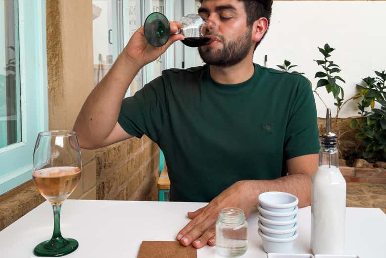 Degustazione di vino durante l'esperienza artistica