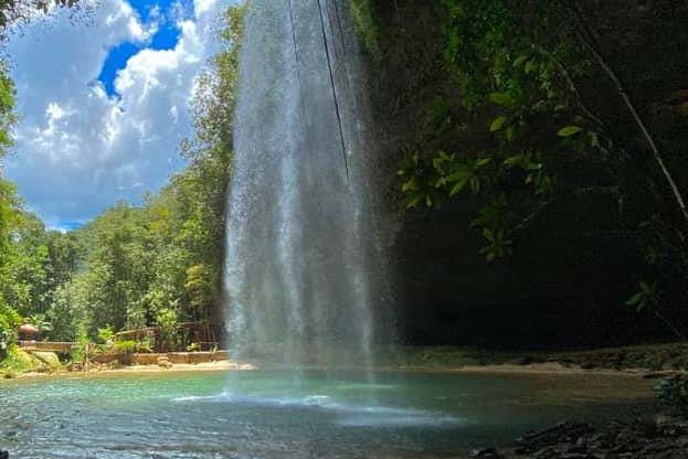 Caída de la cascada del Charco Azul